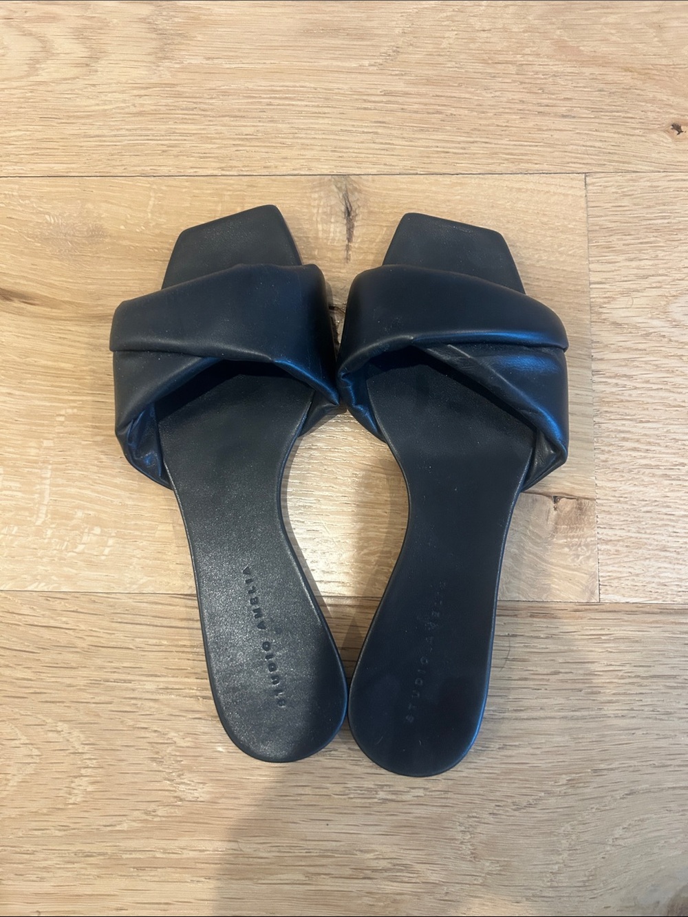 STUDIO AMELIA Black Twisted Slide Sandals